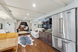 Televisión, chimenea y oficina 