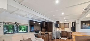 テレビ、暖炉、書斎 / ワークスペース