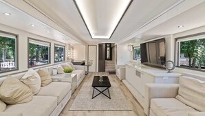 Un salon moderne avec un canapé, une table basse et un téléviseur.