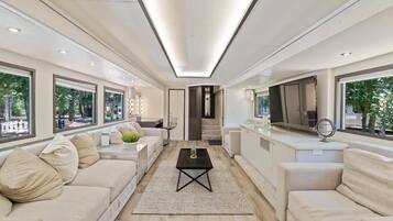 Een televisie, een open haard en een kantoor