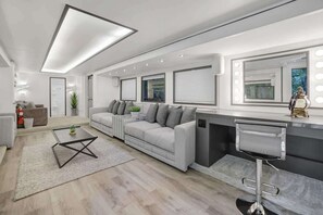 Televisión, chimenea y oficina 