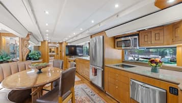 Een koelkast, een magnetron, een oven, een kookplaat