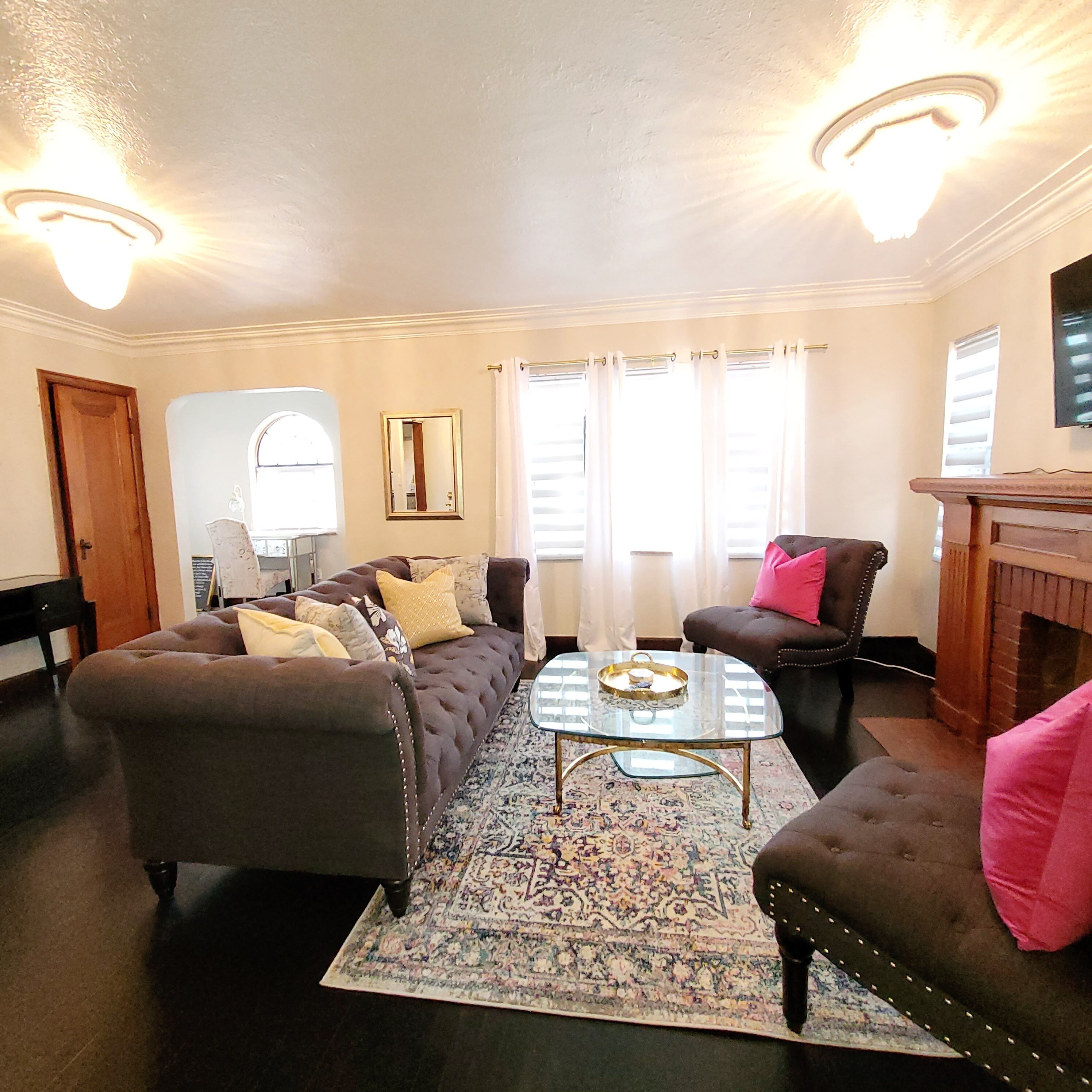 Modvintáge Charm Suites - 2 Bedroom - Upper Unit - ADULTS ONLY