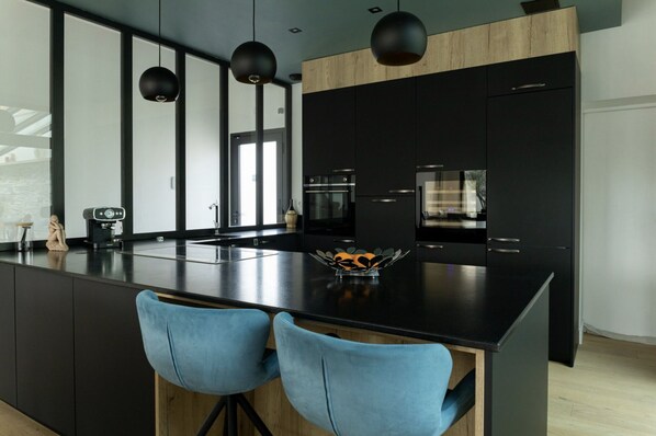 Réfrigérateur, micro-ondes, four, plaque de cuisson