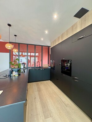 Fridge, microwave, oven, stovetop - villa avec piscine pour 6 personnes proche du théatre antique d'orange (Orange)