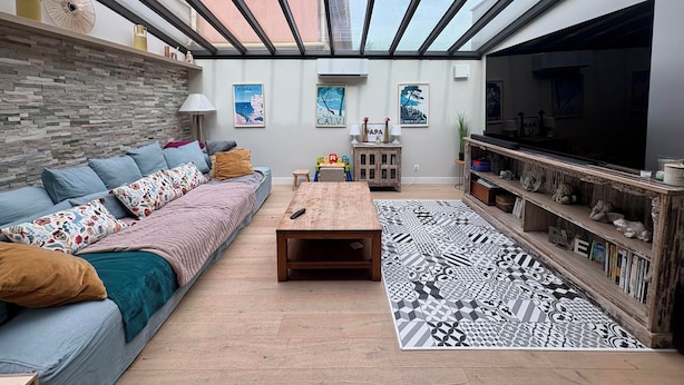 A cozy living room with a sofa, coffee table, and TV. - villa avec piscine pour 6 personnes proche du théatre antique d'orange (Orange)