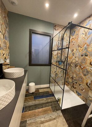 Shower, hair dryer, towels, soap - villa avec piscine pour 6 personnes proche du théatre antique d'orange (Orange)