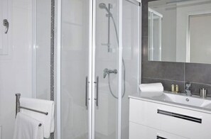 Douche, sèche-cheveux, savon, shampoing