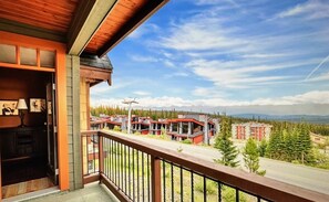 Property grounds - Ski in/out!4 bdrms,Blacksmith Lodge,views,heated garage,internet,8 pers hot tub (Beaverdell)