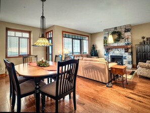 Dining - Ski in/out!4 bdrms,Blacksmith Lodge,views,heated garage,internet,8 pers hot tub (Beaverdell)
