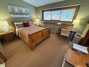 4 bedrooms, desk, travel cot, free WiFi - Ski in/out!4 bdrms,Blacksmith Lodge,views,heated garage,internet,8 pers hot tub (Beaverdell)