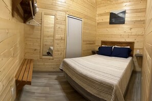 2 bedrooms, free WiFi, bed sheets - Park Model Cabin 2 Bed1 bath Bunk Beds central AC & New Hot tub, splash pad # 10 (Overgaard)