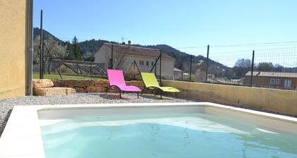 Villa climatisĂ©e, piscine privĂ©e Ă 100m du dĂ©part de lâascension du Mont-Ventoux