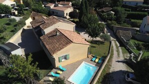 A residential property with a swimming pool, a garden, and a paved driveway. - 8-person villa with private pool at the foot of Mont Ventoux (Malaucène)