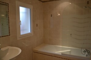 Combined shower/tub, hair dryer, toilet paper
