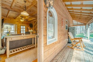 Interior - Tranquil Cabin in Appalachian Mountains - Dog Friendly (Suches)