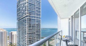 Outdoor dining - Spacious Open-Concept Suite | Brickell Walkability (Miami)