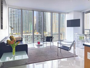 TV, offices - Spacious Open-Concept Suite | Brickell Walkability (Miami)