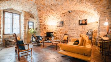 Télévision, lecteur de DVD, livres, chaîne hi-fi