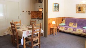 A compact living space with a dining area, kitchenette, and a sofa. - 100m from ski slopes, 1st floor, balcony, tv, ski locker, 38m², Vars (Vars)