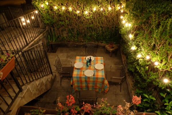 Outdoor dining - Rustic family house in the Pyrenees (Biescas)
