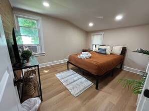 3 bedrooms, iron/ironing board, WiFi, bed sheets - Cabin Love at the Lake (Coventry)