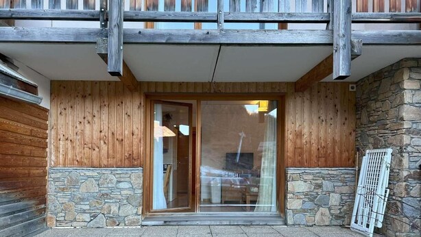 A wooden exterior with stone accents, a glass door entrance, and a metal gate. - Floor -1, view ski slopes, swimming pool, sauna, balcony, tv, ski locker, 29m², Les Orres (Les Orres)