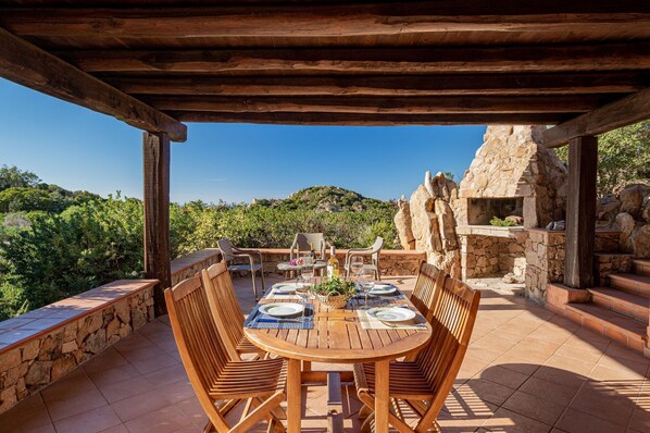 Outdoor dining - Villa Lilibeth: Costa Paradiso - Sardinia Unlimited (Costa Paradiso)