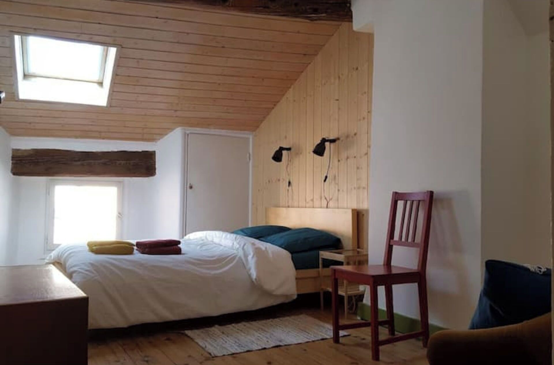 1 chambre, bureau, fer et planche à repasser, lit parapluie