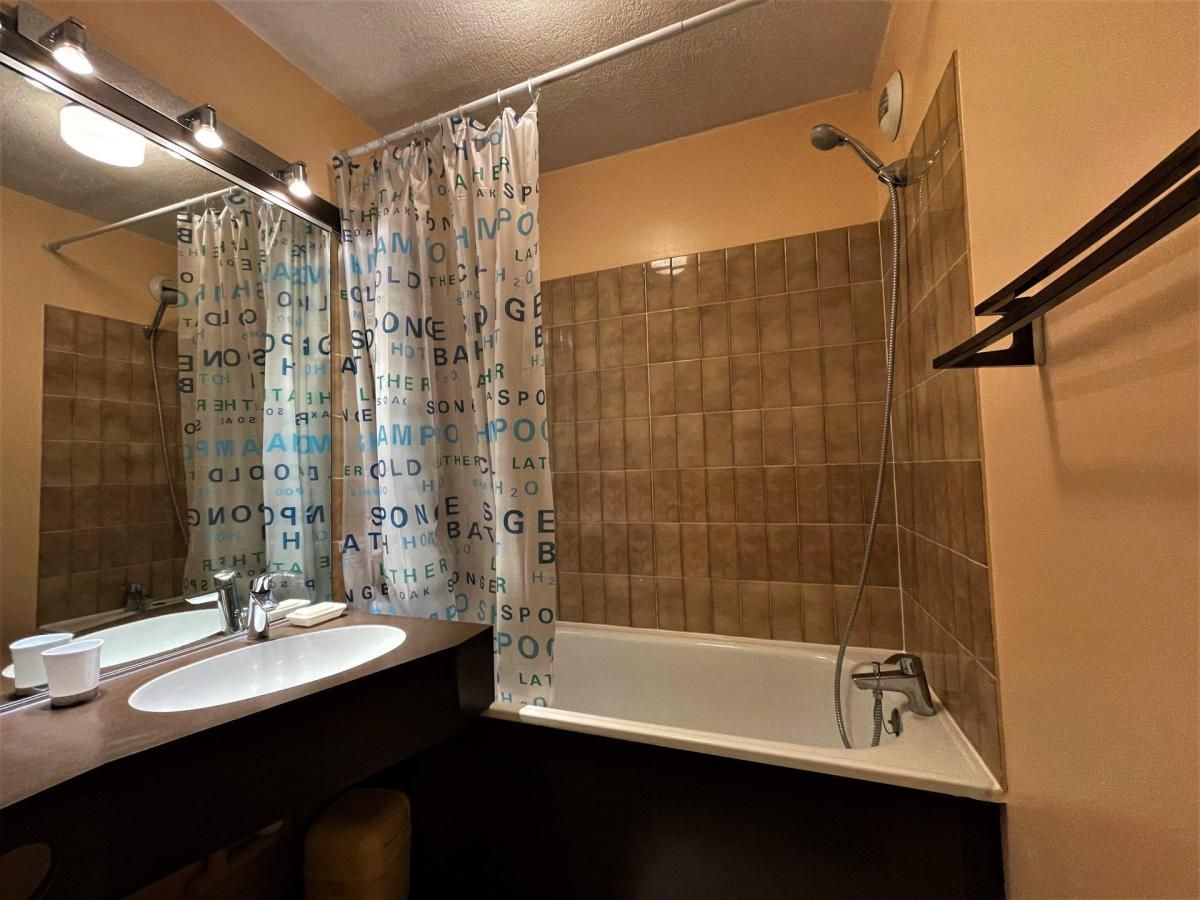Un baño con bañera, lavamanos y ducha.