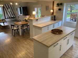 Dining - 3kms from the sea, Gîte "Les Bottes à la Plage" 3-bedroom house with garden (le bourg dun)