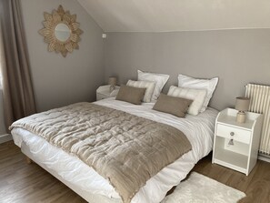 3 bedrooms, iron/ironing board, travel crib, free WiFi - 3kms from the sea, Gîte "Les Bottes à la Plage" 3-bedroom house with garden (le bourg dun)