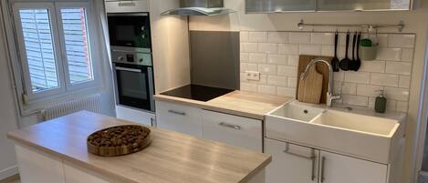 Frigorífico, microondas, horno y placa de cocina