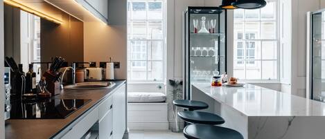 Frigorífic, microones, forn i placa de cuina