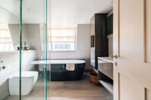 Bathtub, hair dryer, towels, shampoo - Modern & Stylish 2 Bedroom Loft Apartment (Bath)