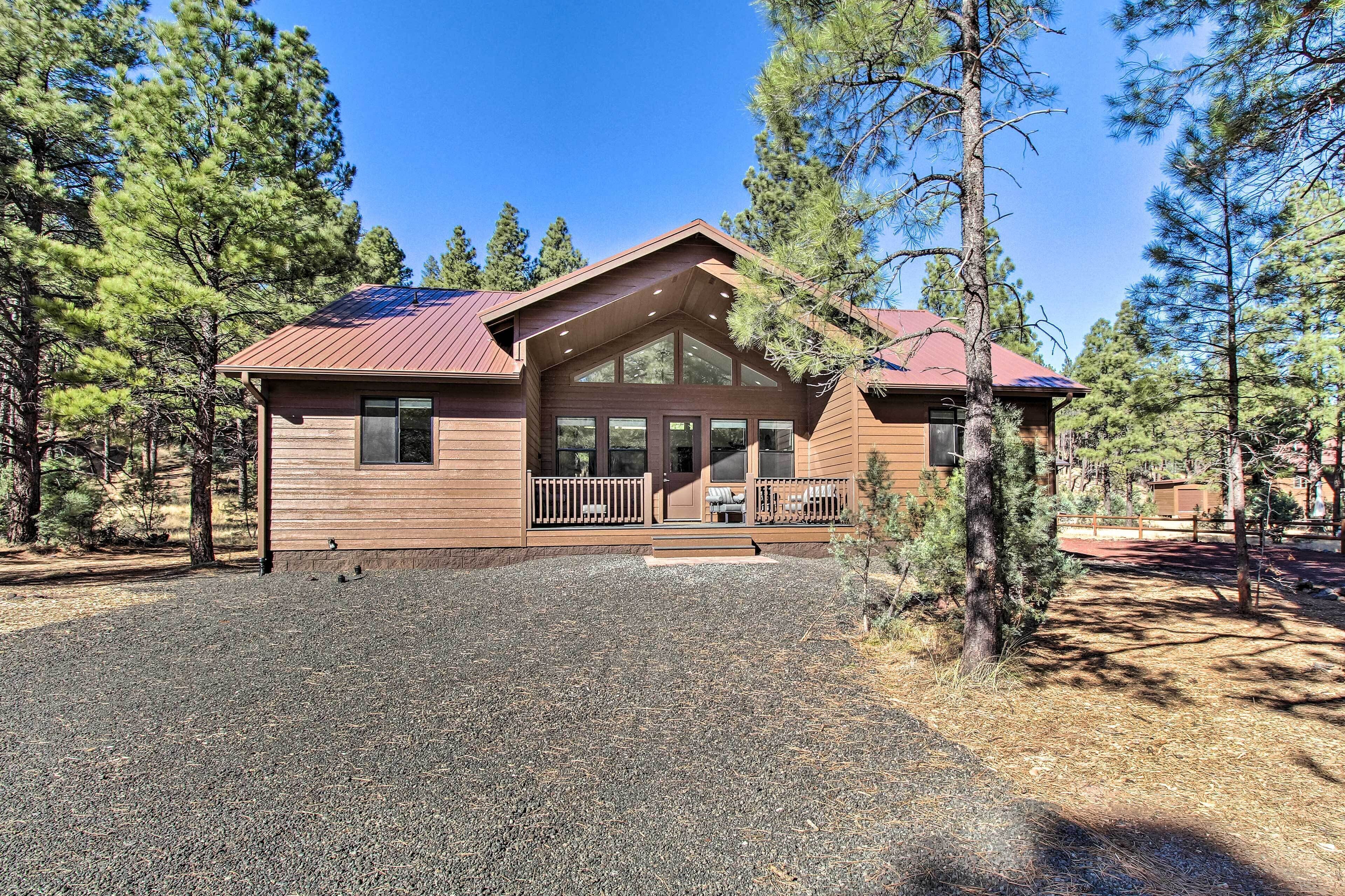 Pet-Friendly Show Low Cabin w/ Porch & Grill!
