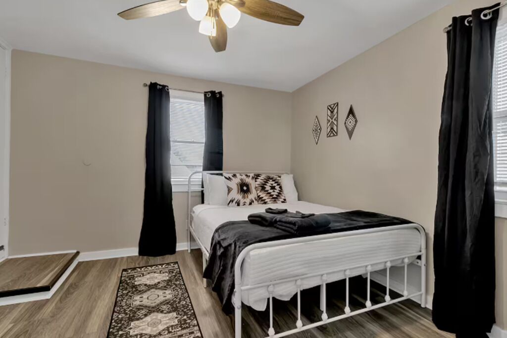 3 bedrooms, desk, iron/ironing board, WiFi (free)