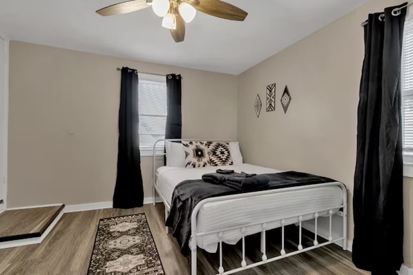 3 bedrooms, desk, iron/ironing board, free WiFi