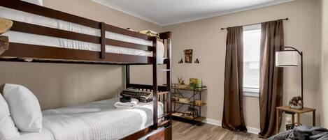 3 bedrooms, desk, iron/ironing board, free WiFi