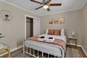 3 bedrooms, desk, iron/ironing board, free WiFi