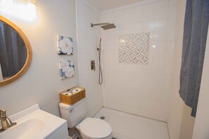 Duschwanne, Handtücher, Seife, Shampoo