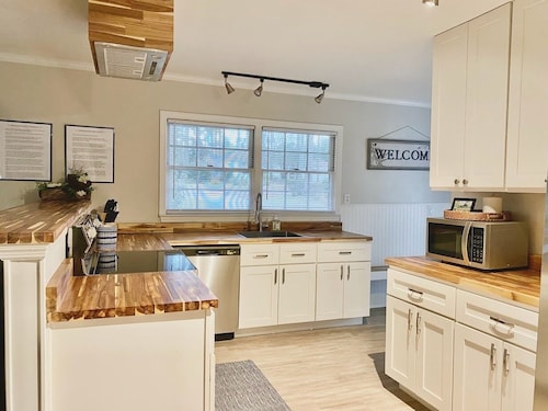 The Quail's Nest! Convenient to downtown, quiet and fully remodeled!