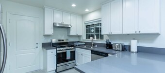 Not affected by the fire/Elegant Pasadena Retreat â Prime Comfort Awaits