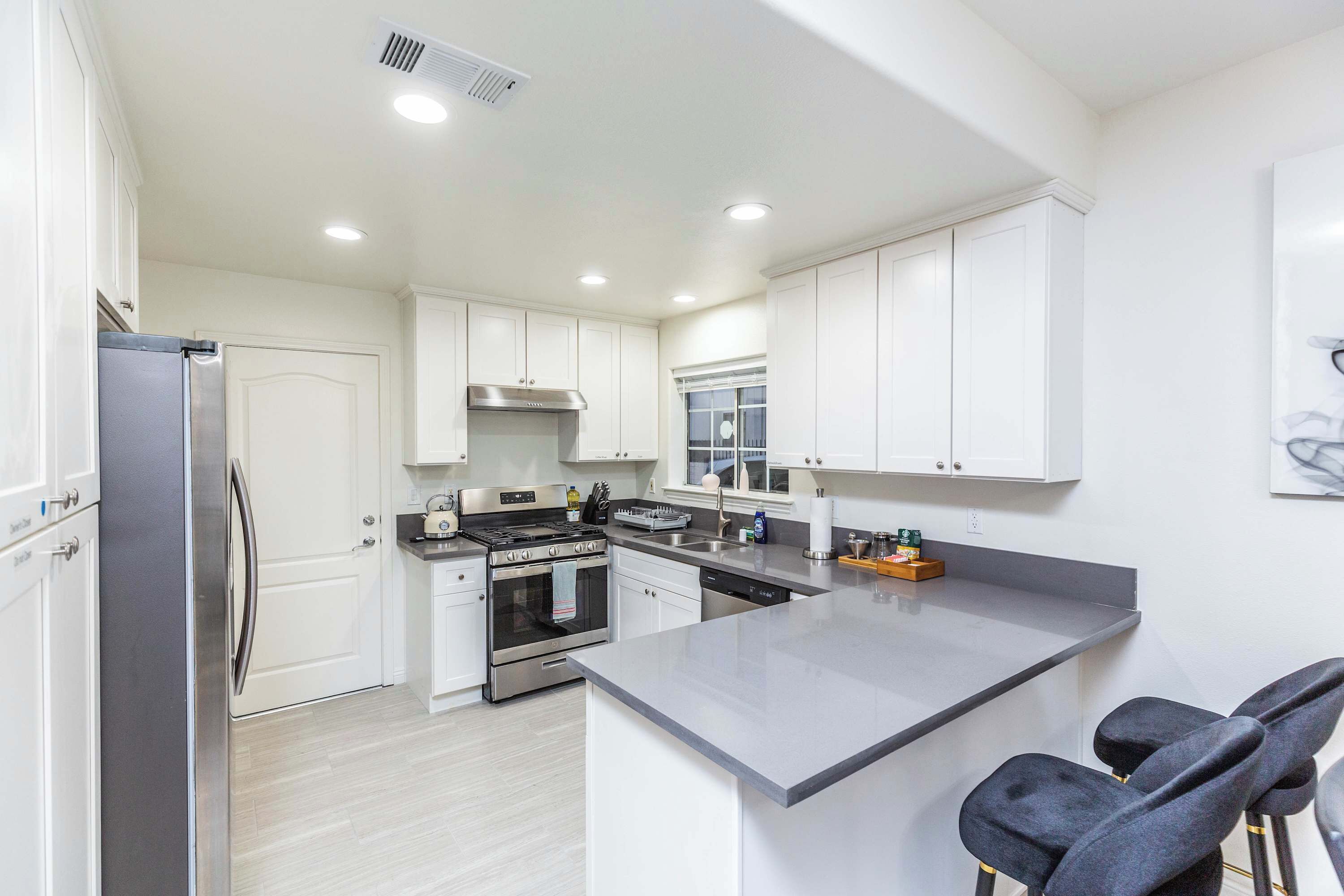 Refrigerador, microondas, horno y parrilla de estufa 