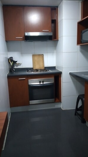 Mikrowelle, Wasserkocher mit Kaffee-/Teezubehör, Wasserkocher