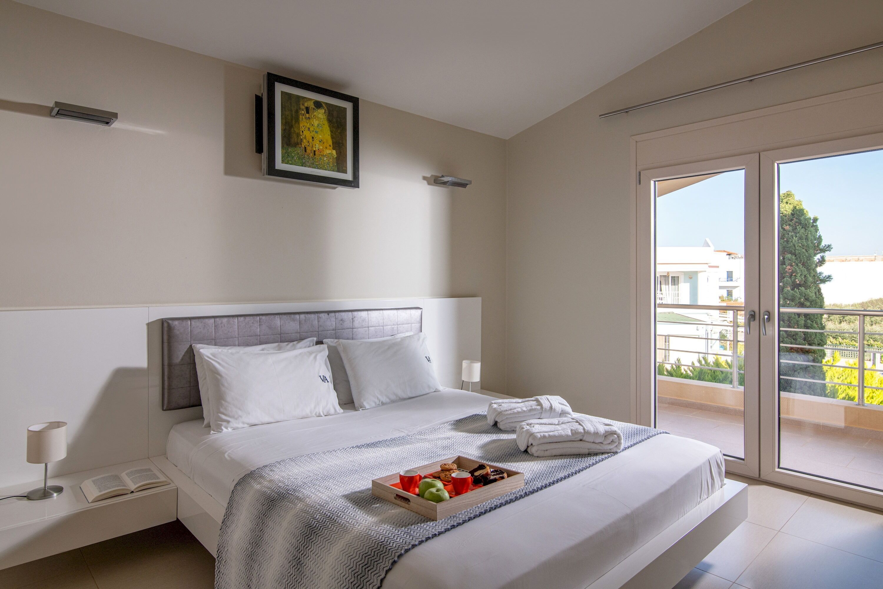 5 bedrooms, iron/ironing board, WiFi, bed sheets