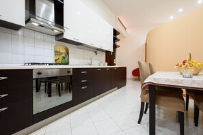 Kühlschrank, Ofen, Herdplatte, Kochgeschirr/Geschirr/Besteck