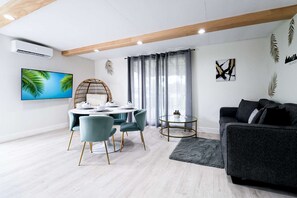 Fernseher, DVD-Player, Bücher, Arbeitsbereiche