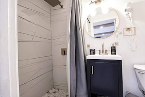 Shower, hair dryer, towels, shampoo
