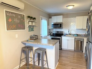 Een koelkast, een magnetron, een oven, een kookplaat